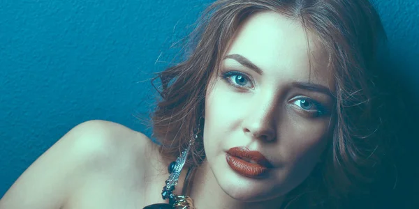 Hermosa mujer con maquillaje de noche en vestido negro — Foto de Stock