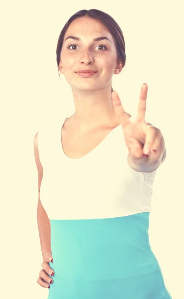 Porträtt av en leende ung kvinna som pekar uppåt — Stockfoto