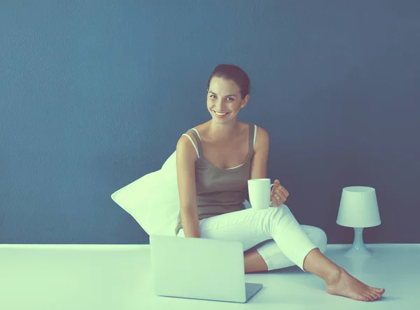 노트북 바닥에 앉아 매력적인 백인 여자 — 스톡 사진