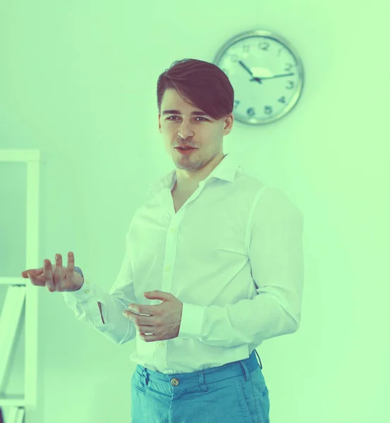 Young businessman working in office, sitting at desk — Stock Photo, Image