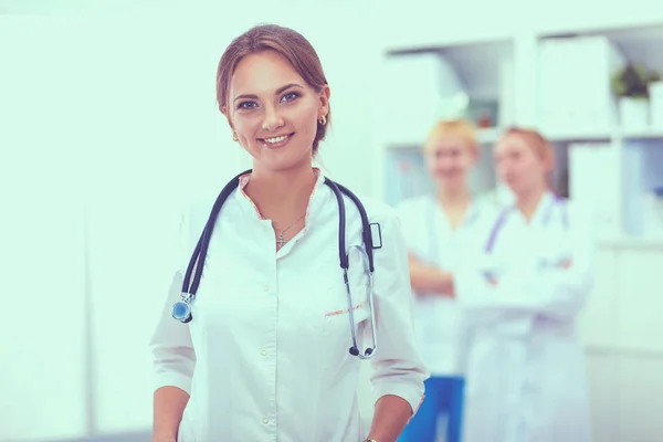 Kobieta lekarz stojący w szpitalu — Zdjęcie stockowe