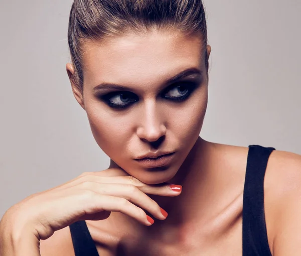 Retrato de una hermosa mujer con collar, aislado sobre fondo blanco. Retrato de una mujer hermosa. —  Fotos de Stock