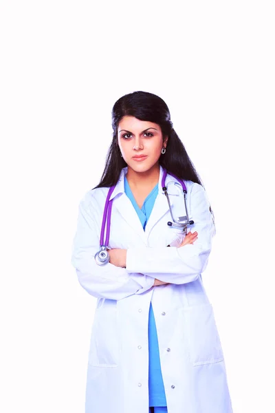 Fiatal orvos vagy orvos vágólappal és sztetoszkóppal fehér alapon — Stock Fotó