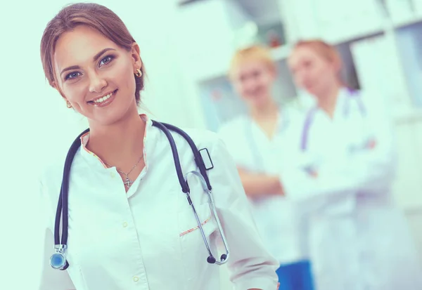 Kvinnlig läkare stående på sjukhus Stockfoto
