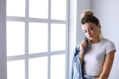 Çalışma odasında duran güzel bir kadın. Güzel kadın..