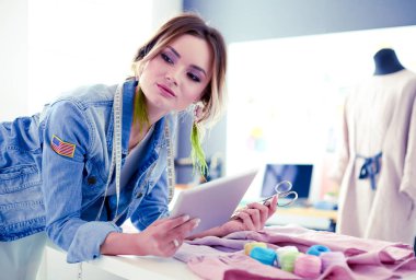 Moda Tasarımcısı kadın stüdyoda tasarımları ile iPad üzerinde