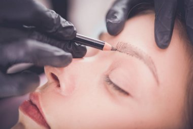 Kalıcı Kalıcı Kaşlara Makyaj Uygulayan Kozmetikçi