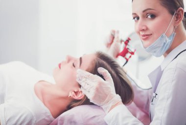 Kırmızı dudaklı genç bir kız kalıcı makyaj, mikro pigmentasyon