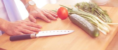 Adam ev mutfağında lezzetli ve sağlıklı yemekler hazırlıyor.