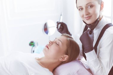 Mikroplu kaşlar güzellik salonunda akıyor..