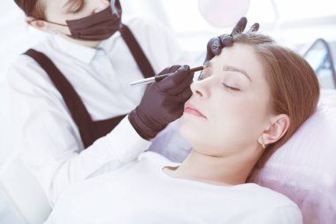 Mikroplu kaşlar güzellik salonunda akıyor..