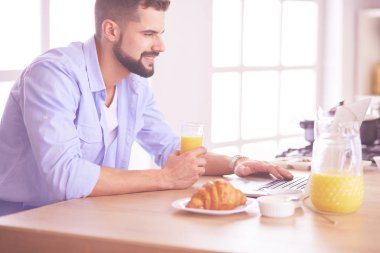Adam ev mutfağında lezzetli ve sağlıklı yemekler hazırlıyor.