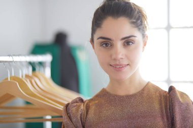 Askıları olan güzel bir stilist.