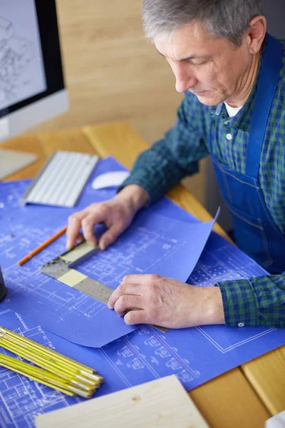 Architekt arbeitet im Büro am Reißbrett — Stockfoto