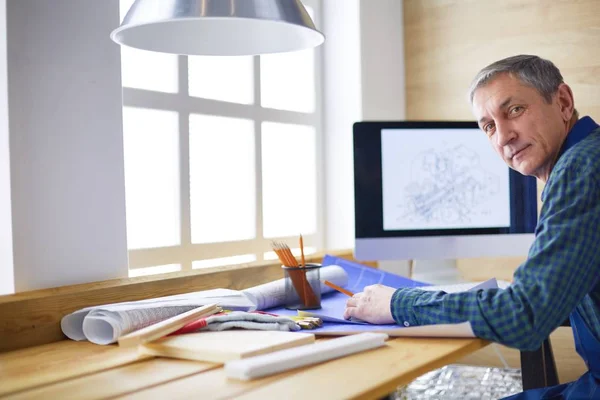 Architekt pracující na kreslicím stole v kanceláři — Stock fotografie