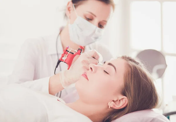 Een jong meisje met rode lippen permanente make-up, micropigmentatie — Stockfoto