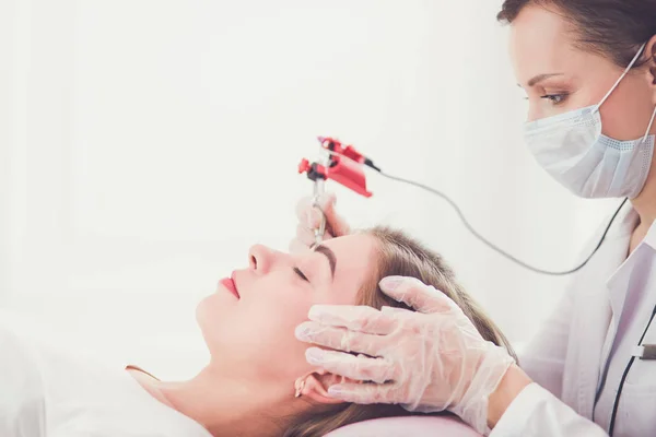 A young girl having red lips permanent makeup, micropigmentation — Stock Photo, Image