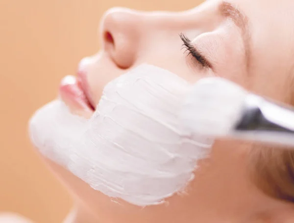 Застосування спа-маски для обличчя. Застосування натуральної косметичної маски для обличчя в денному спа-салоні — стокове фото