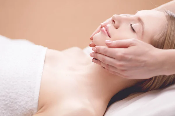 Picture of beautiful woman beautiful woman in spa salon — Stock Photo, Image