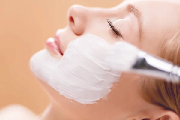 Spa facial mask application. Spa beauty organic facial mask application at day spa salon — Stock Photo, Image