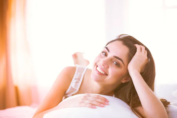 Mujer bonita acostada en su cama en casa — Foto de Stock