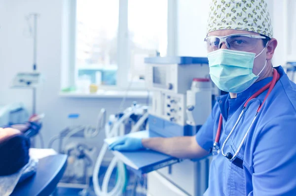 Man chirurg aan het werk in de operatiekamer — Stockfoto