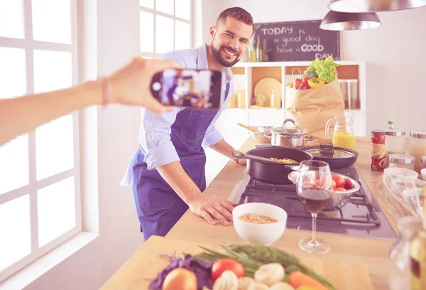 Porträt eines gutaussehenden Mannes, der Kochshow oder Blog filmt — Stockfoto