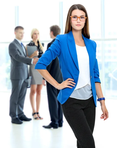 Mujer de negocios en primer plano con una carpeta en sus manos  . — Foto de Stock