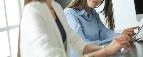 Dos compañeras sentadas en el escritorio — Foto de Stock