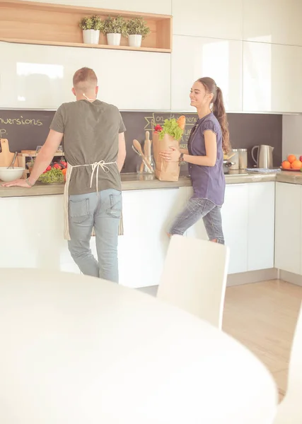 Beau jeune couple s'amuse dans la cuisine à la maison — Photo