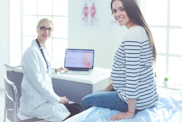 Красива усміхнена вагітна жінка з лікарем у лікарні — стокове фото