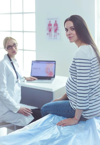 Beautiful smiling pregnant woman with the doctor at hospital — Stock Photo, Image