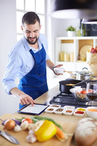 Чоловік готує смачну і здорову їжу на домашній кухні — стокове фото