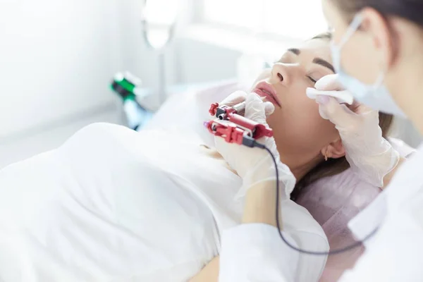 A young girl having red lips permanent makeup, micropigmentation — Stock Photo, Image