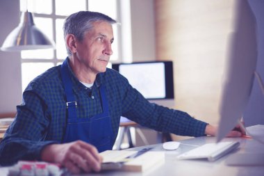 Ofisteki çizim masasında çalışan mimar