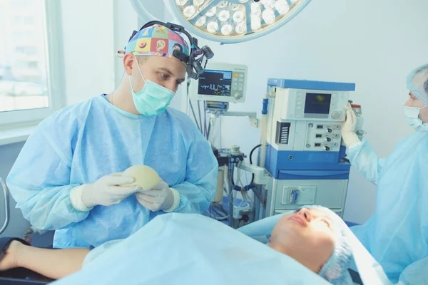 Man surgeon at work in operating room — Stock Photo, Image