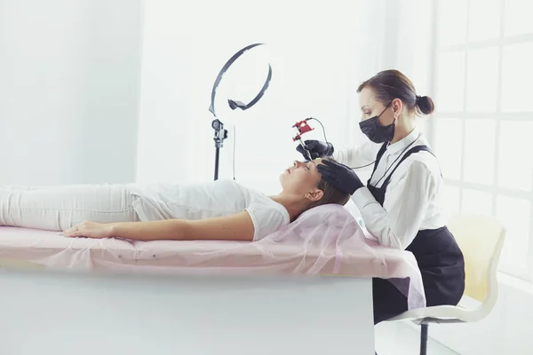 Mikrobleyding flujo de trabajo de cejas en un salón de belleza —  Fotos de Stock