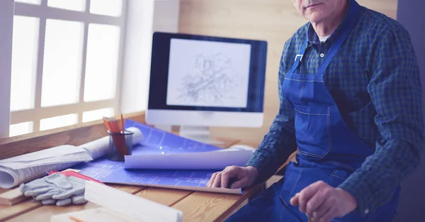 Architect werkt aan tekentafel in kantoor — Stockfoto