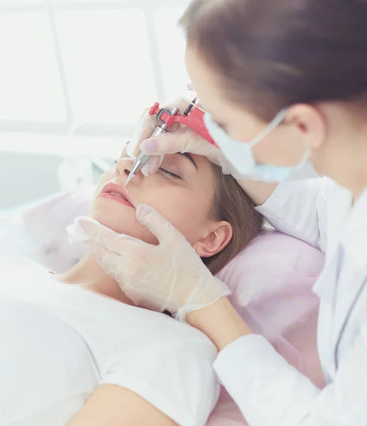 Een jong meisje met rode lippen permanente make-up, micropigmentatie — Stockfoto