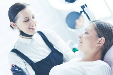 Mikroplu kaşlar güzellik salonunda akıyor..