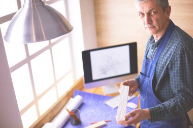 Ofisteki çizim masasında çalışan mimar