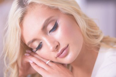 Güzel genç kadın portresi, ofiste oturuyor..