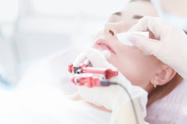 Kırmızı dudaklı genç bir kız kalıcı makyaj, mikro pigmentasyon