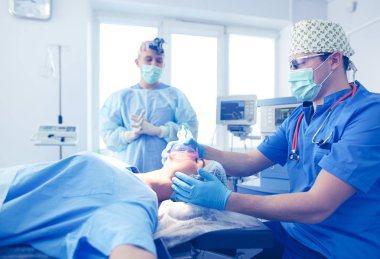 Ameliyathanede çalışan bir cerrah.