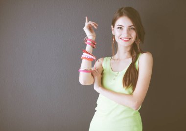 yukarı dönük, gülümseyen genç bir kadın portresi