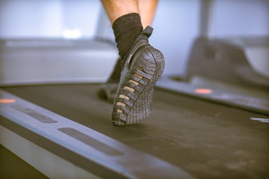 Bir grup insan üzerinde eğitmenler egzersiz jimnastik salonu. insanlar vasıl jimnastik salonu