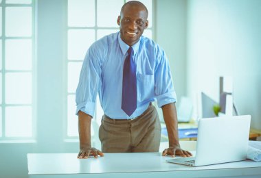 Ofiste duran yakışıklı bir zenci işadamının portresi.