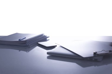 Beyaz arkaplanda dizin yığını olan dizüstü bilgisayar