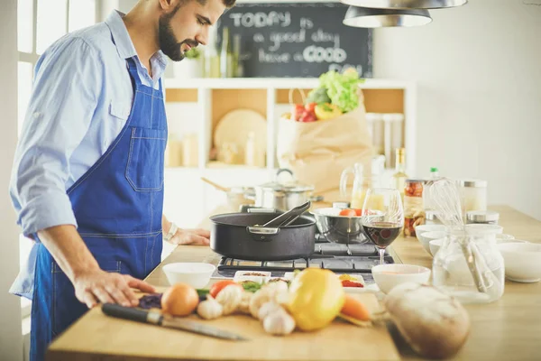 Homem preparando comida deliciosa e saudável na cozinha da casa — Fotografia de Stock