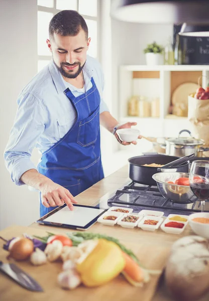 Mann bereitet leckeres und gesundes Essen in der heimischen Küche zu — Stockfoto